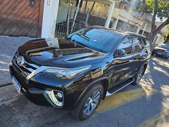 TOYOTA HILUX SW4 2.8 SRX 4X4 7 LUGARES 16V TURBO INTERCOOLER DIESEL 4P AUTOMÁTICO TOYOTA HILUX SW4 2.8 SRX 4X4 7 LUGARES 16V TURBO INTERCOOLER DIESEL 4P AUTOMÁTICO